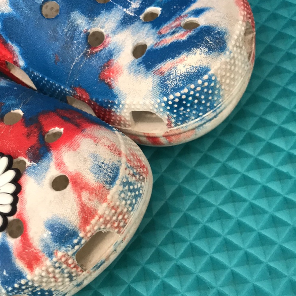 CROCS Unisex American Flag Colors Tie Dye Slip On Classic Clogs | 7M - 9W - Picture 6 of 11
